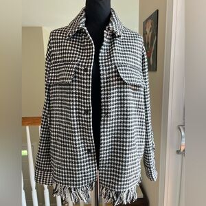 ZARA BLACK AND WHITE BUTTON DOWN FRINGE‎ HEM JACKET 2 WAIST POCKETS